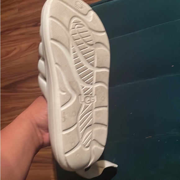 Mint condition ugg slides with adjustable/removable straps - Picture 4 of 8